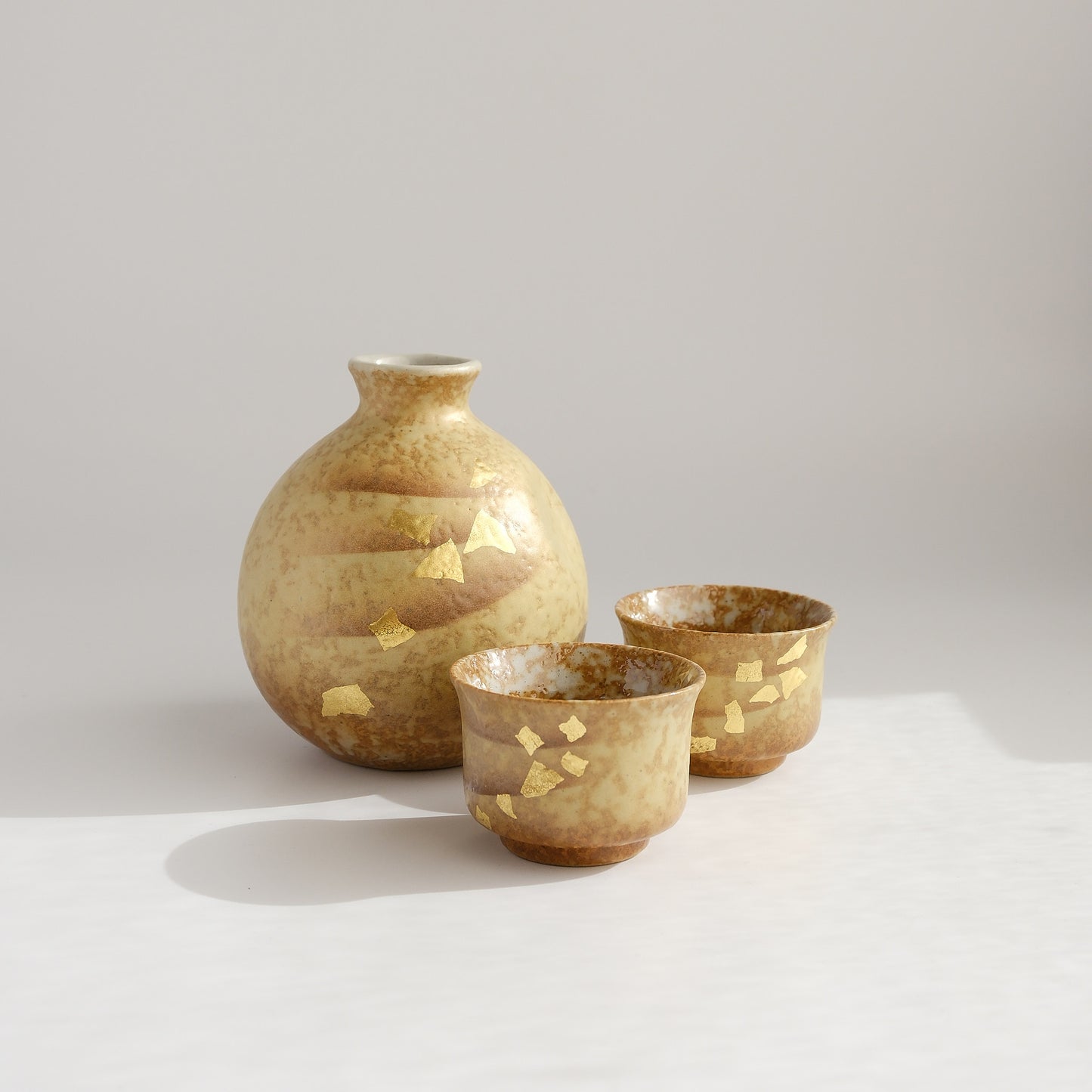 Uba Kutani Ware Japanese Sake Set - Gold Leaf