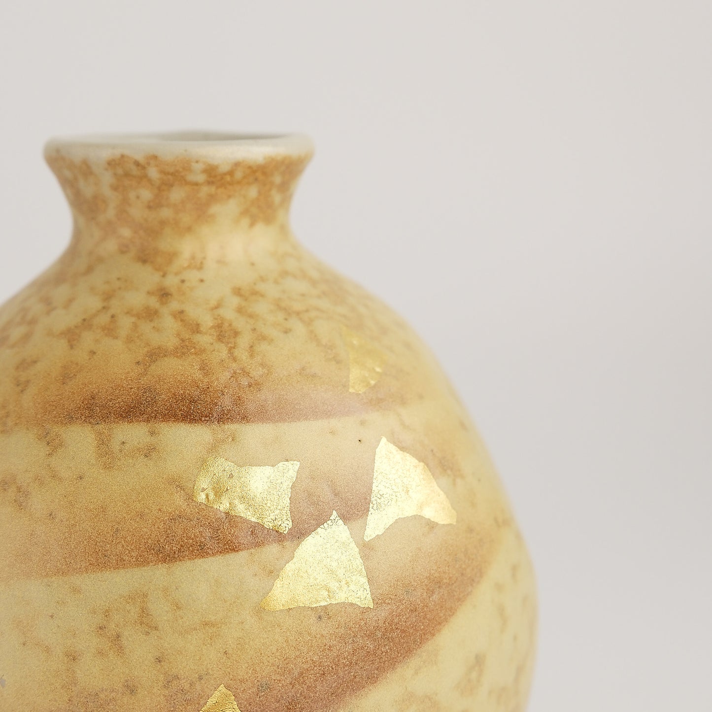 Uba Kutani Ware Japanese Sake Set - Gold Leaf