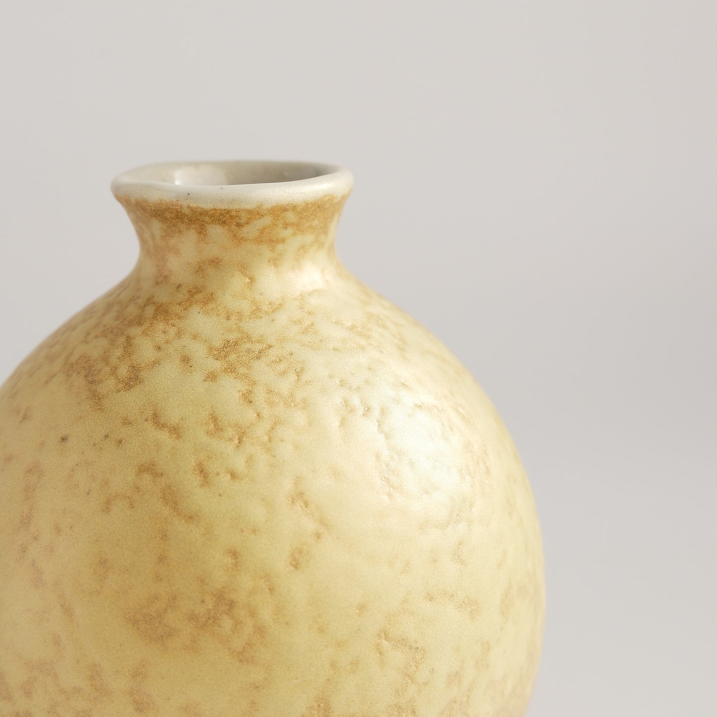 Uba Kutani Ware Japanese Sake Set - Gold Leaf
